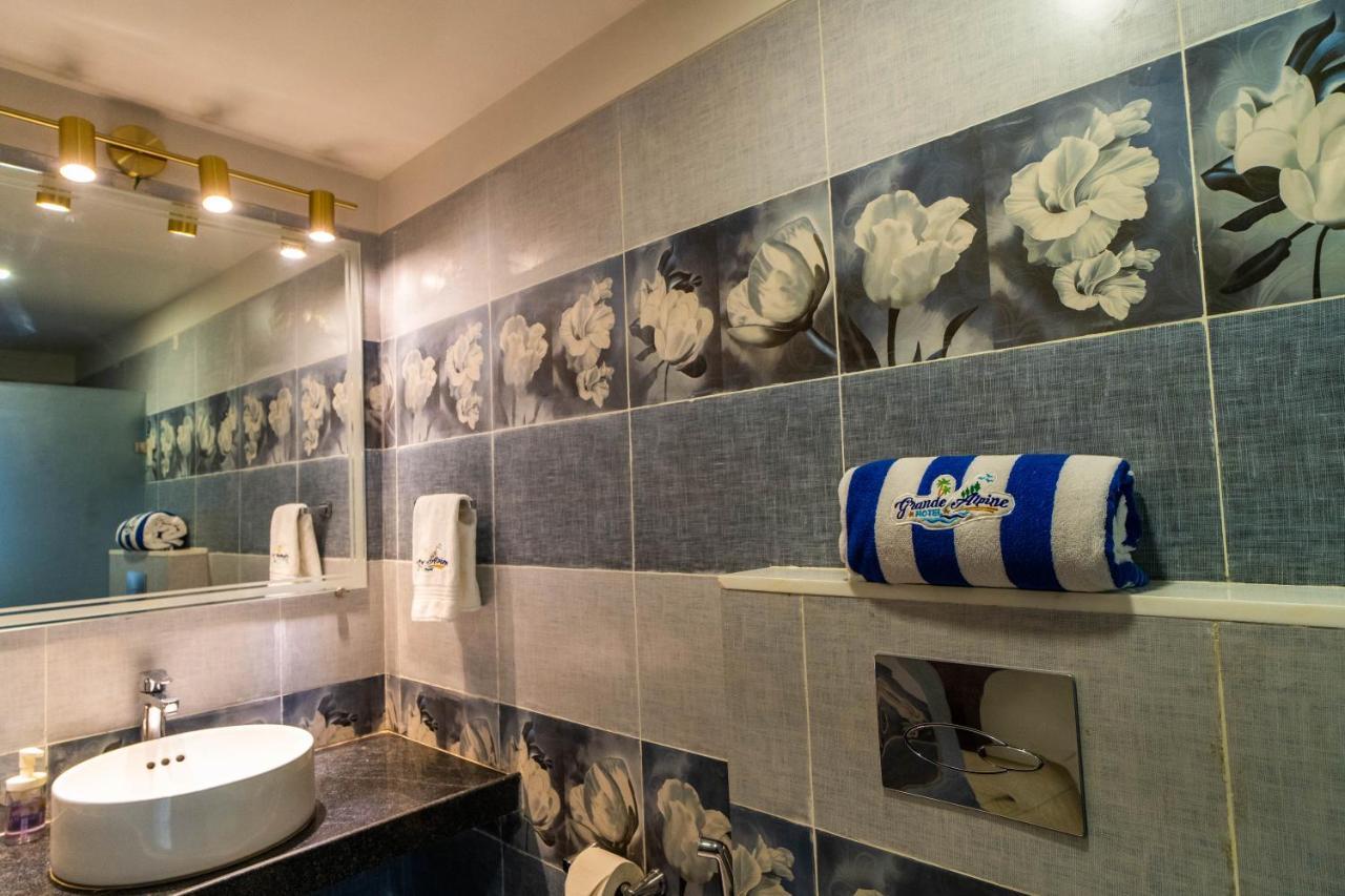 Grande Alpine Hotel Vagator Luaran gambar